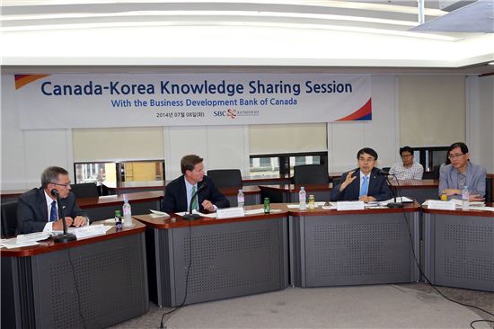 중진공과 캐나다 사업개발은행 관계자들이 8일 서울 여의도 중진공 본사에서 의견을 나누고 있다.