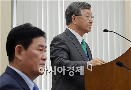 [포토]고액 정치 후원금 해명하는 안홍철 사장