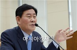 추경·안홍철·부동산규제…최경환 12시간 청문회에 '진땀'(종합)