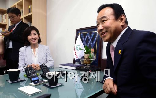 [포토]대화 나누는 이완구-나경원