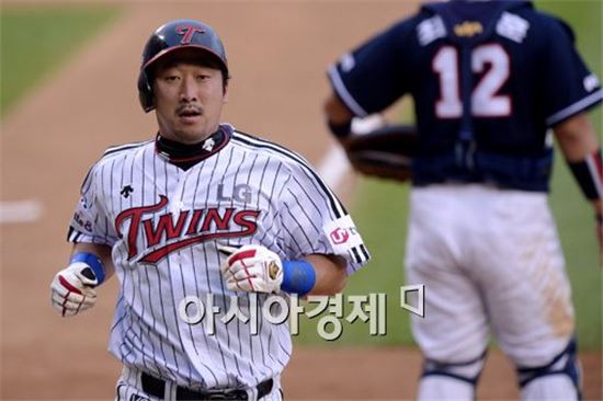 LG 7번 이병규, 김강률 상대 '만루포' …시즌 6호