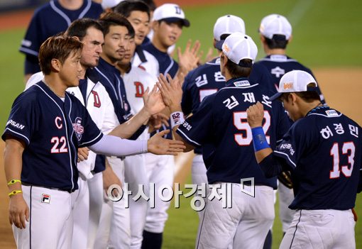 [포토]홍성흔, '곰들의 승리 하이파이브'