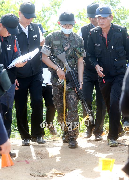 8일 강원도 고성군 육군 22사단 GOP 총기난사사건 현장에서 임모 병장이 당시 상황을 재연하고 있다.  (사진=공동취재단)