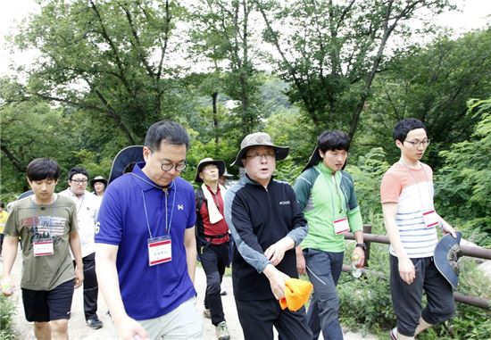 한상범 LG디스플레이 사장이 8일 젊은 직원들과 북한산 트레킹을 하고 있다. 