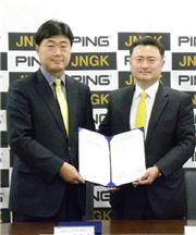 김진호 핑골프 상무(왼쪽)와 윤홍범 JNGK 대표.
