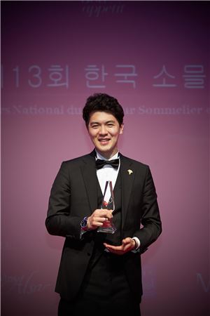 제13회 한국 소믈리에 대회에서 서울 정식당에서 소믈리에로 활동 중인 신동혁 씨가 선정됐다.