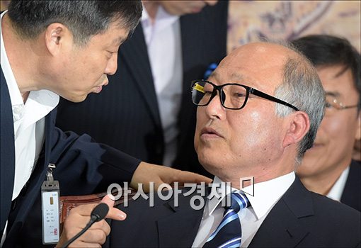 [포토]보고 받는 김명수 후보자