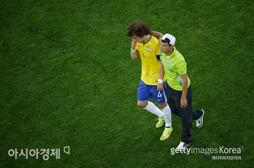 경고누적으로 독일과의 준결승전에 결장한 브라질의 치아구 시우바(오른쪽)가 눈물을 흘리는 다비드 루이스를 위로하고 있다. [사진=Getty Images/멀티비츠]
