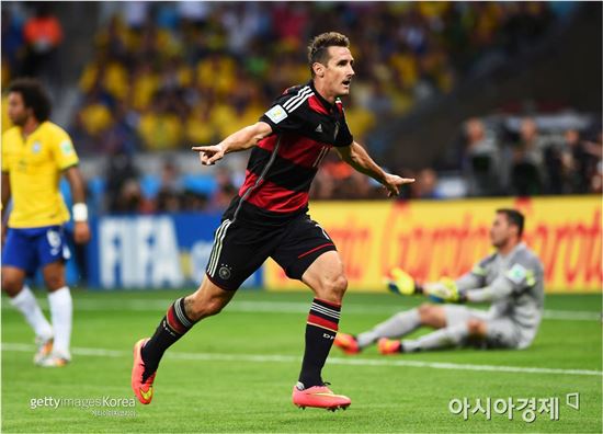 클로제, 호나우두 밀어내며 월드컵 최다골 기록 경신 "독일의 자랑"