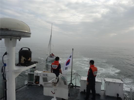 무동력요트 타고 표류하던 대학 수련원생 9명 구조