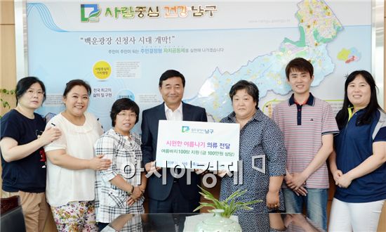 [포토]사랑가족봉사단, 남구청에 시원한 여름나기 의류 전달