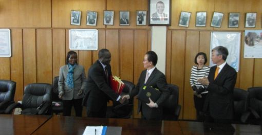 8일 한 케냐 공동위원회에 참석한 이경수 외교부 차관보(가운데)가 3개 협정에 서명하고 악수하고 있다.(사진제공=외교부)