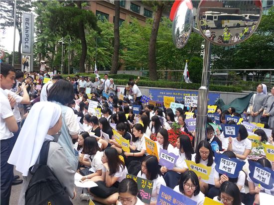 수요집회 "日 집단 자위권 행사…위안부 고통 반복 안돼" 