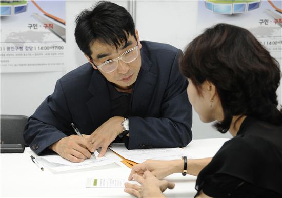 중장년 희망 일자리 박람회 30명 현장 채용 