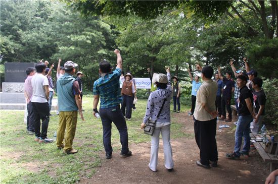 산림치유프로그램에 참여한 AI방역담당공무원들이 교육을 받고 있다. 