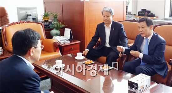 김동철 국회 산업위원장(가운데)의 주선으로 9일 윤상직 산업통상자원부장관과  윤장현 광주시장(오른쪽)이 전격 회동, 광주시의 최대 현안인 ‘자동차 100만대 생산기지 조성사업’에 대해 긴밀히 협의를 했다.
