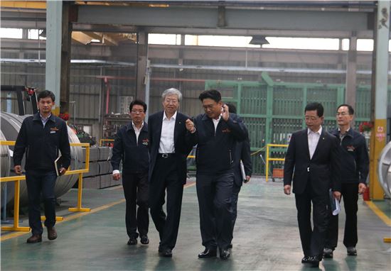 김한 전북은행장(왼쪽에서 세번째)은 8일과 9일 전주, 군산, 익산 지역의 기업체를 직접 방문해 금융 애로사항을 상담했다. 
