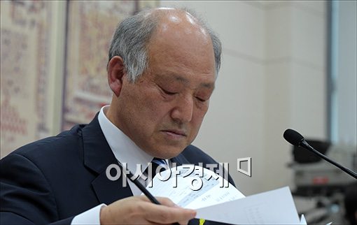 [포토]자료 보는 김명수 후보자