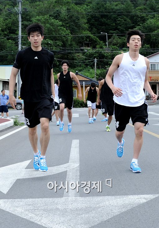 [포토]부산 KT 농구단,'준비 운동은 필수'