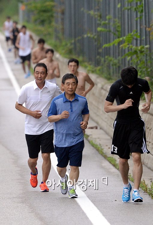 [포토]김영수 사장,'선수들과 함께 산악구보'
