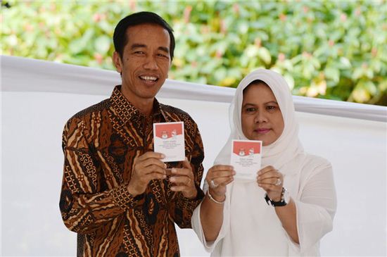 인도네시아 대통령선거가 치러진 9일 조코 위도도 후보가 부인 이리아나 위도도와 함께 투표하기 전 포즈를 취했다. 사진=블룸버그