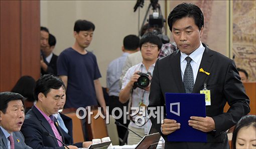 [포토]긴장된 모습의 정성근 후보자