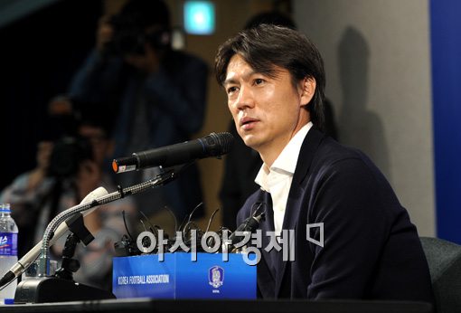 홍명보가 한국 축구대표팀 감독직에서 물러났다.