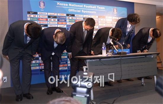 [포토]머리숙여 사죄하는 축구협회 정몽규 회장과 임원진