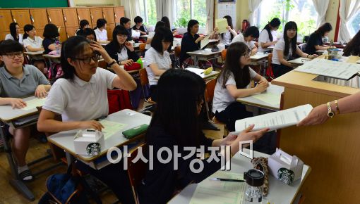 [포토]전국연합학력평가 실시, 시험지 받는 학생들