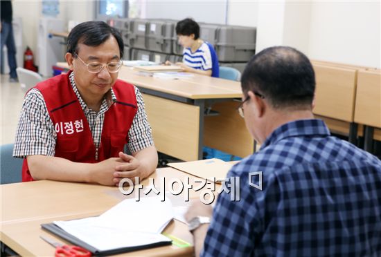 새누리당 이정현 후보가 10일 오전 순천 선관위에서 후보등록을 하고 본격적인 선거활동에 들어갔다.
