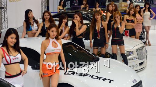 [포토]'튜닝카 앞에서 섹시한 포즈'