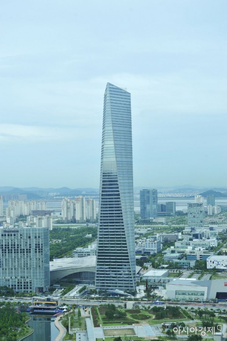 국내 최고층 빌딩인 ‘동북아무역센터’가 인천 송도국제도시에서 10일 준공식을 가졌다.
