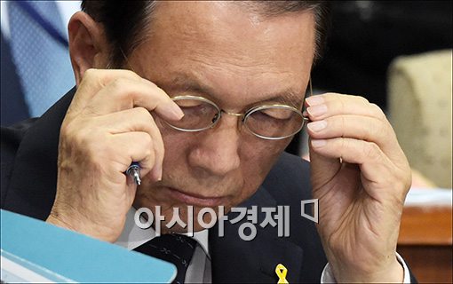 [포토]안경 고쳐쓰는 김기춘 비서실장