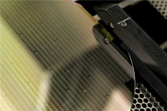 IBM 30억＄ 투자해 7나노미터 칩 개발한다