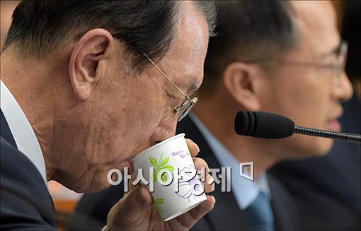 [포토]속 타는 김기춘 비서실장