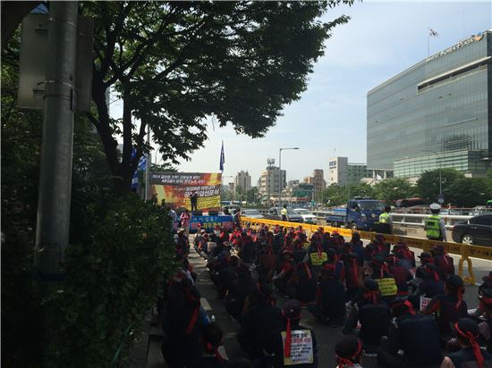 10일 오후 3시 서울 양재동 본사에서 충남 당진과 전남 순천의 현대제철 비정규직 사내하청 노동자 1000여명이 공동 파업 출정식을 갖고 있다. 
