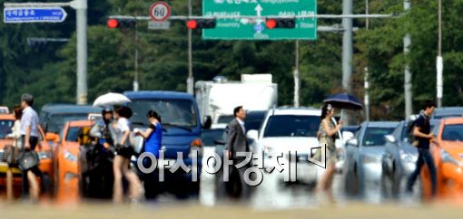서울 첫 폭염경보, 푹푹찌는 무더위 35도까지 치솟아