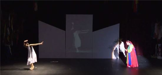 노리안마로 공연 '푸다시'의 한 장면. 송해인씨(왼쪽)가 현대무용과 연출을 맡았다.