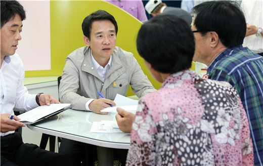 남경필 경기도지사가 11일 오전 경기도청 언제나민원실에서 도민과 민원 상담을 하고 있다. 
