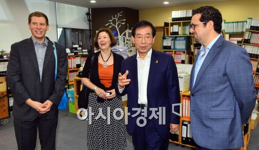 [포토]하버드대학원 프로젝트 연구팀, 박원순 시장 면담