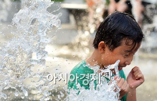 [포토]'물놀이 즐기는 어린이'