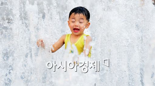 [포토]물 속에 갇힌 어린이