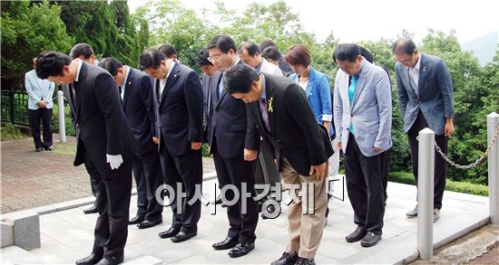 순천시의회 전반기 의장에 당선된 김병권 의장은 11일 첫  임시회에 앞서 새로 구성된 시의회 의원들과 함께 현충탑을 참배했다.