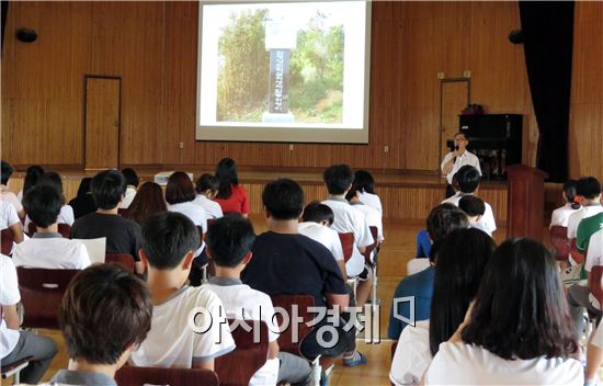 함평월야중학교는 지난 10일 함평사건 희생자 유족회 정근욱 회장을 강사로 초청해 전교생을 대상으로 한국전쟁 전후에 발생한 함평양민학살 실태 교육을 실시했다.