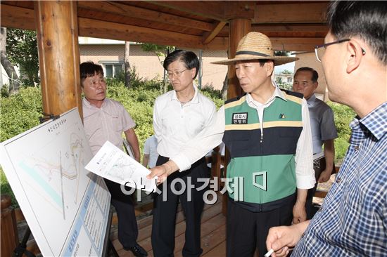 김생기 정읍시장이 재해위험지구 현장점검을 하고있다.