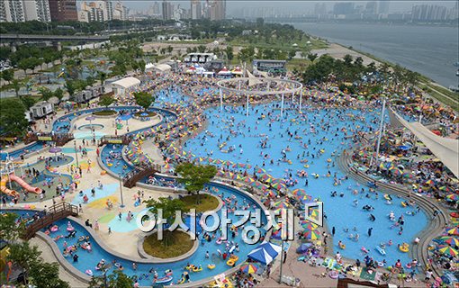 [포토]오늘도 더운 서울, 북쩍이는 수영장