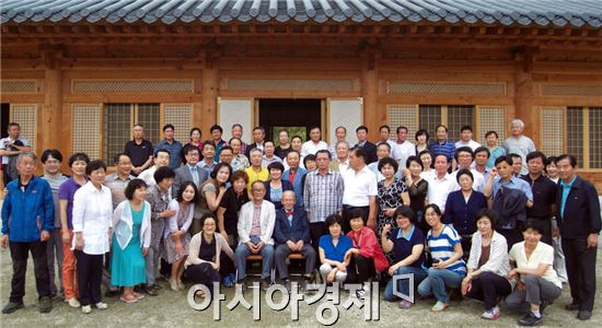 무극보양뜸 세계연맹 총재인 구당(灸堂) 김남수 선생의 100세 생일을 기념하는 초청 특강이 13일 전남 장성군 서산면 금계리 무극보양뜸센타에서 열렸다. 이날 참석자들이 기념촬영을 하고있다.