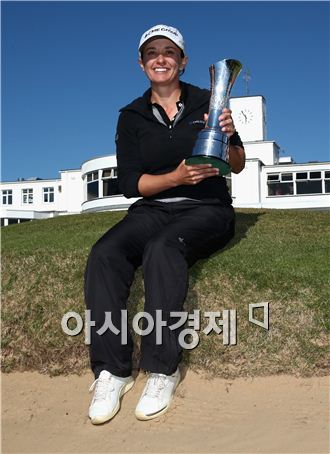 모 마틴이 브리티시여자오픈 우승컵을 들고 환하게 웃고 있다. 사우스포트(잉글랜드)=Getty images/멀티비츠 