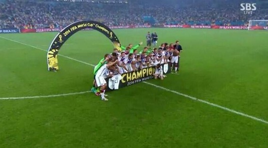 독일 축구대표팀 선수들이 기념 촬영 순간 등번호 21번 로이스의 유니폼을 꺼내들었다. (사진:SBS 영상 캡처)