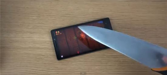 칼에도 흠집 없는 고릴라 글라스…"폰 제조사들 탐낼만 하네"